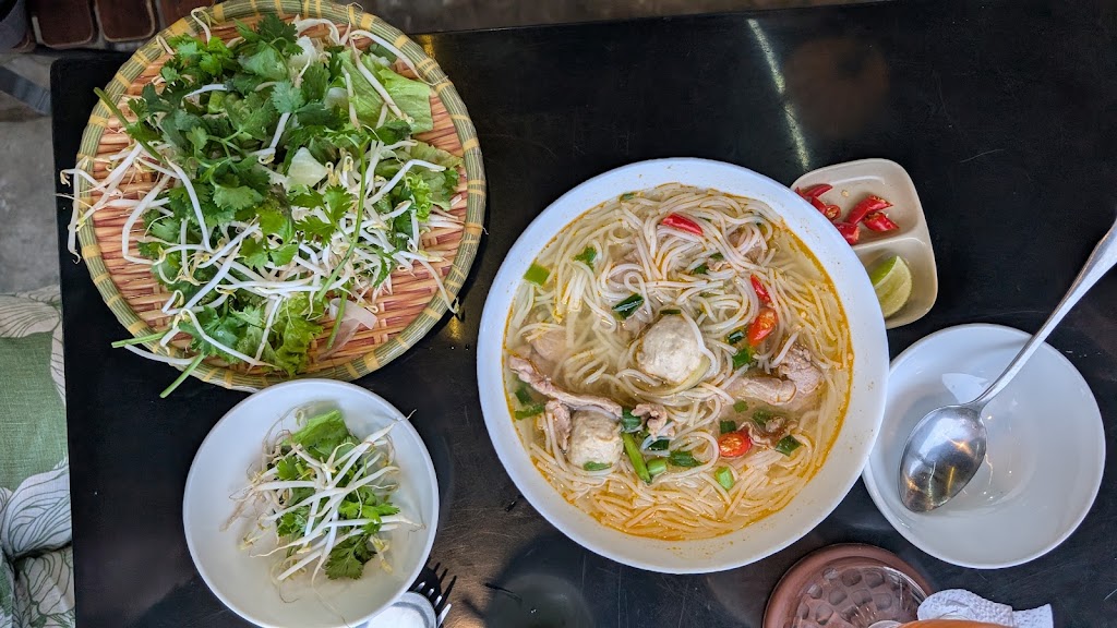 Vietnamese Food - Hue Local Food & FastFood 22 Restaurant (Huế) — photo 3