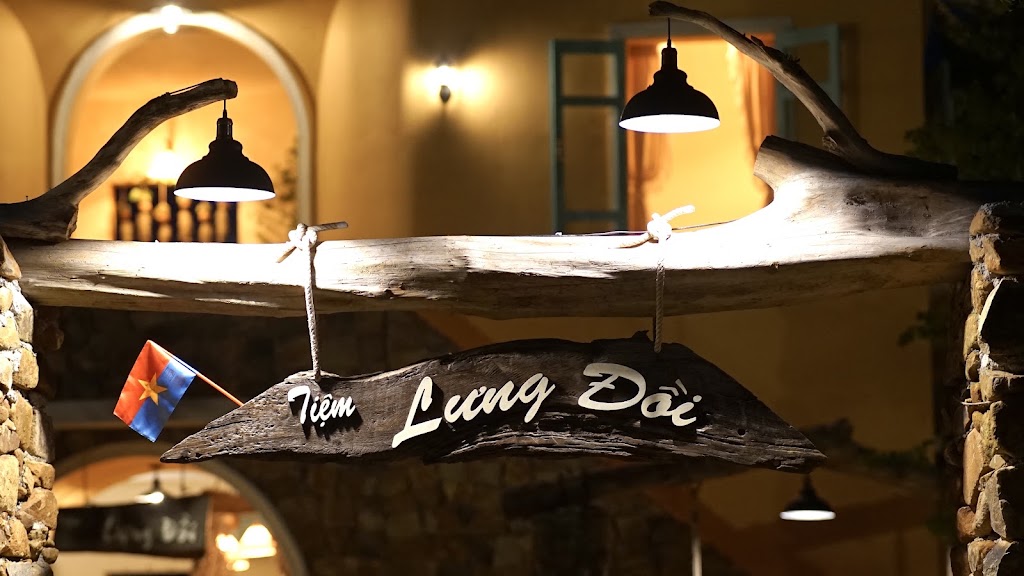 Tiệm Lưng Đồi - Hillside Coffee